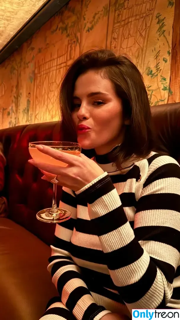 Selena Gomez nude photo #9583 (selena.gomez / selenagomez)