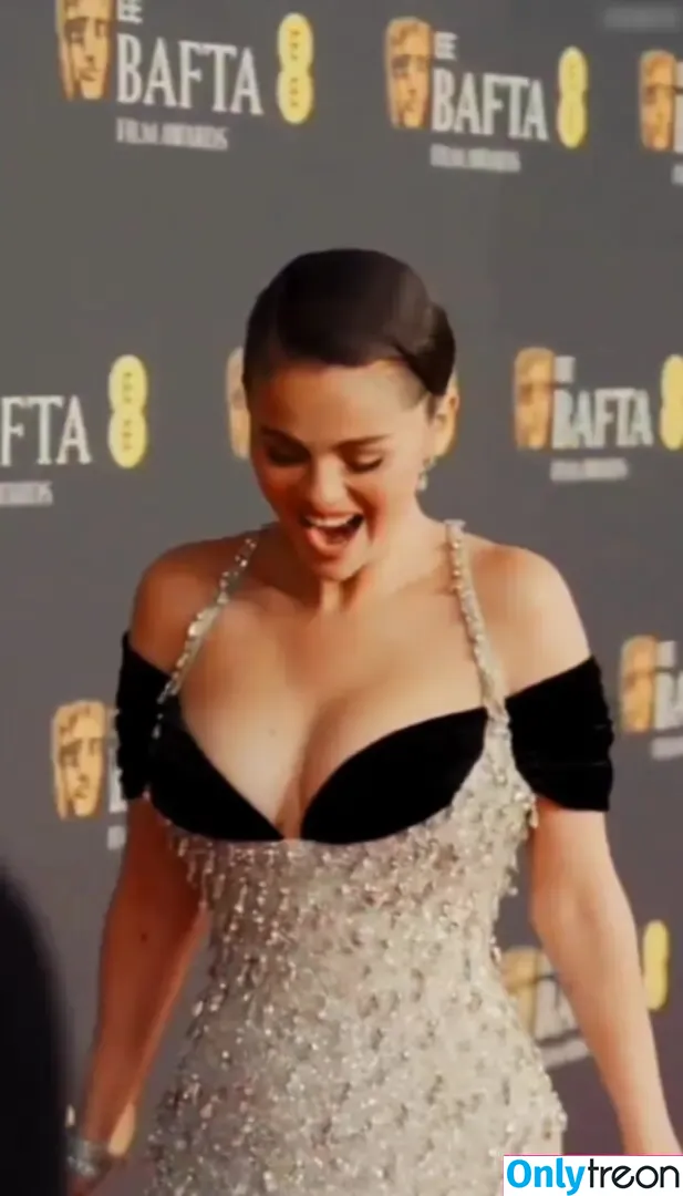 Selena Gomez nude photo #9833 (selena.gomez / selenagomez)