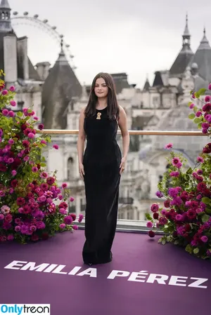 Selena Gomez / selena.gomez / selenagomez nude photo #7458