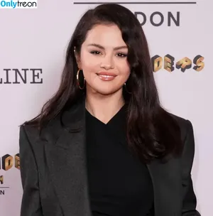 Selena Gomez / selena.gomez / selenagomez nude photo #7671