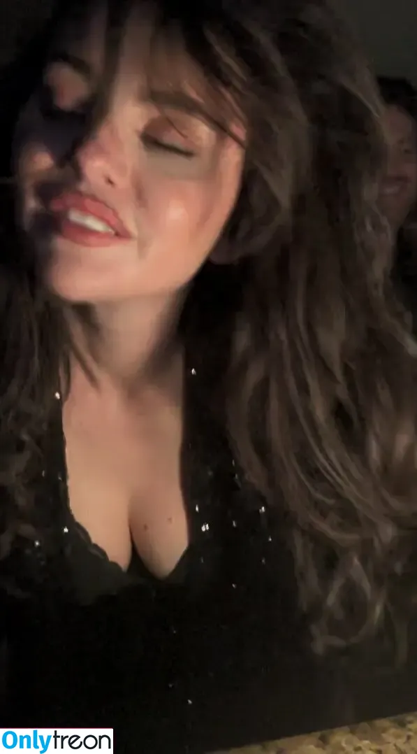 Selena Gomez nude photo #7098 (selena.gomez / selenagomez)