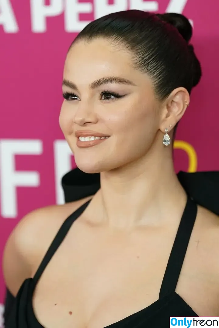 Selena Gomez nude photo #7228 (selena.gomez / selenagomez)