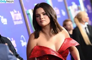 Selena Gomez / selena.gomez / selenagomez nude photo #8400