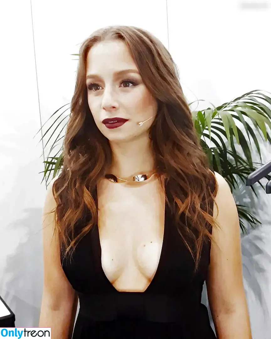 Senta-Sofia Delliponti nude photo #0001 (sentamusic)