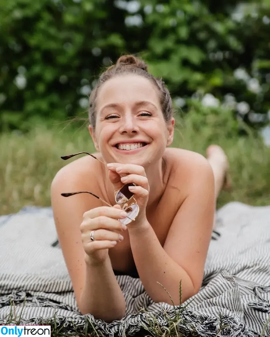 Senta-Sofia Delliponti nude photo #0007 (sentamusic)