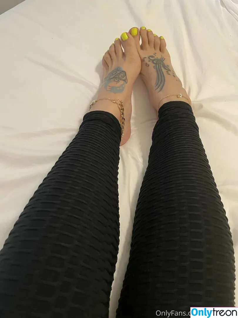 servingfet nude photo #0005 (ladyasshh_)