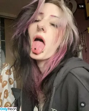 Sexy.ghost.xox / meg_worton nude photo #0002