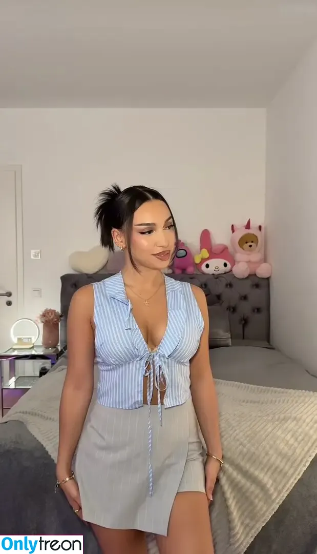 shakiravv nude photo #0049 (shakiravv)