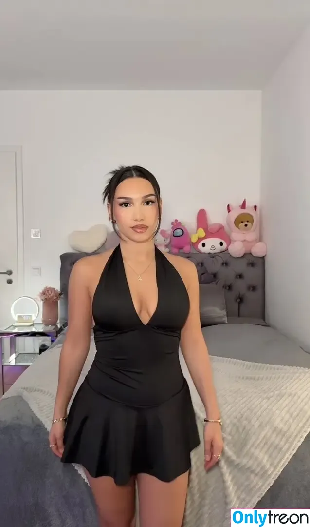 shakiravv nude photo #0051 (shakiravv)