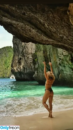Shantel VanSanten / therealshantel nude photo #0230