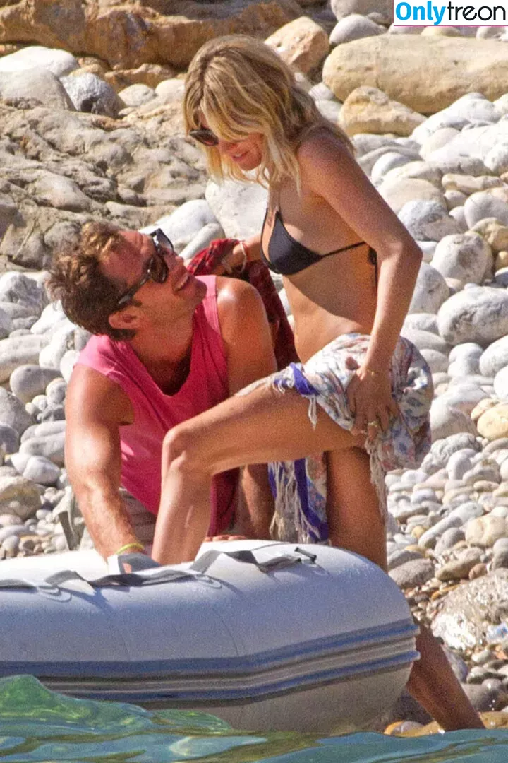 Sienna Miller nude photo #0246 (siennamillerfree / siennaonline / siennathing)