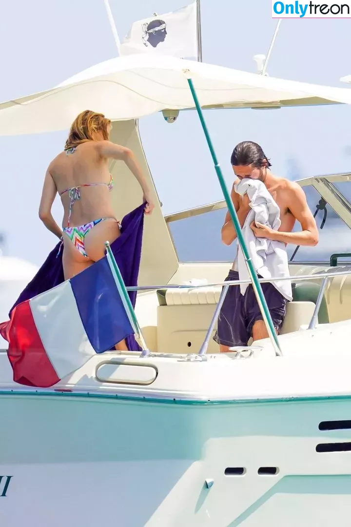 Sienna Miller nude photo #0305 (siennamillerfree / siennaonline / siennathing)