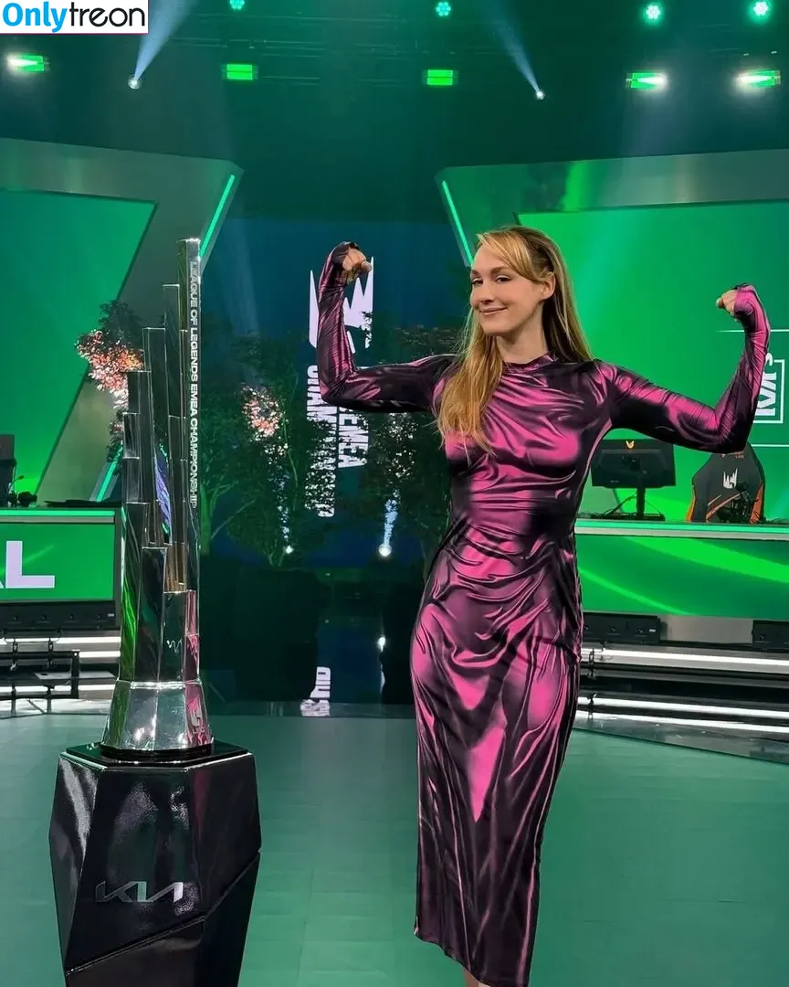 Sjokz nude photo #1477 (Eefje Depoortere / eefjah)