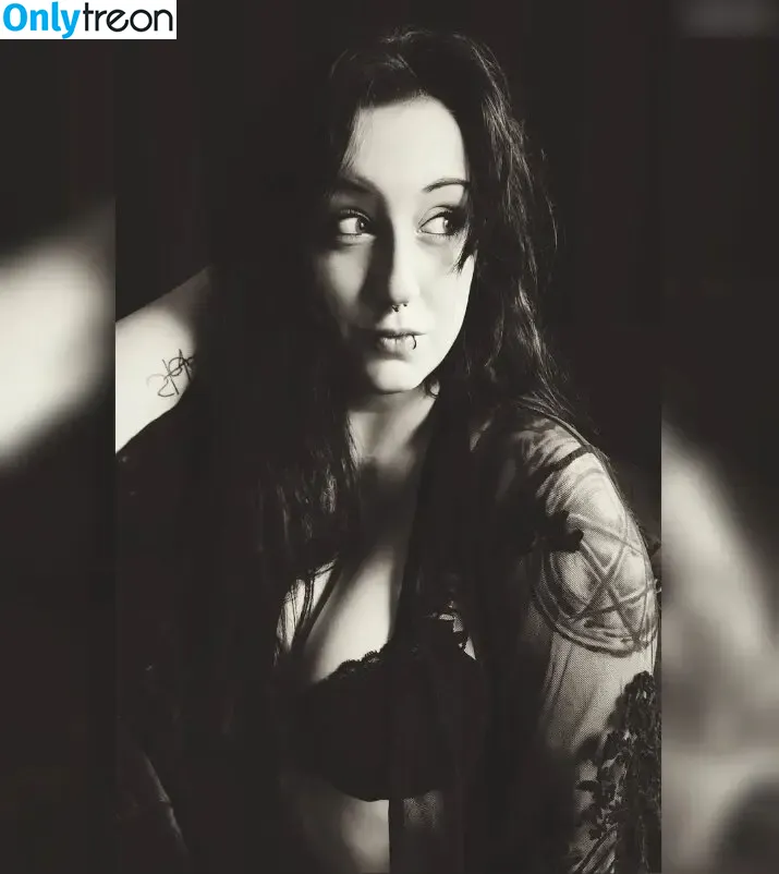 Skelli nude photo #0016 (skelli_ontour)