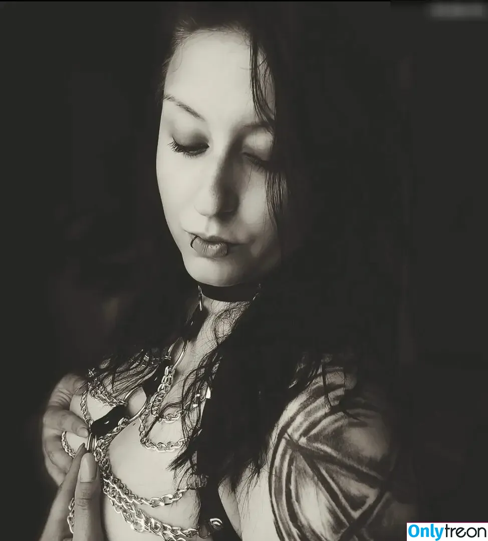 Skelli nude photo #0025 (skelli_ontour)