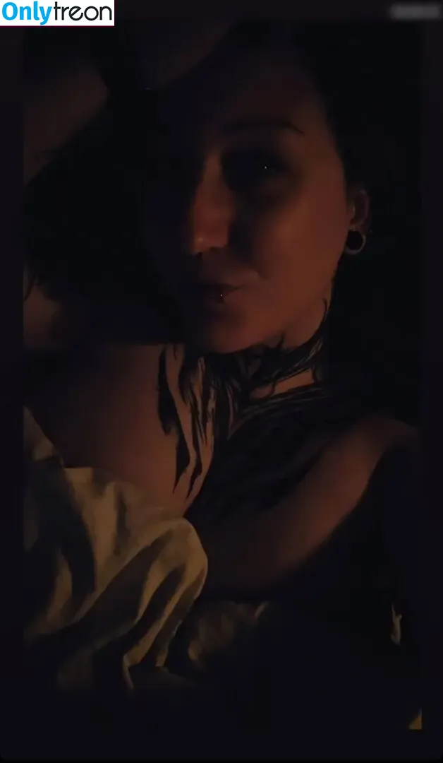 Skelli nude photo #0217 (skelli_ontour)