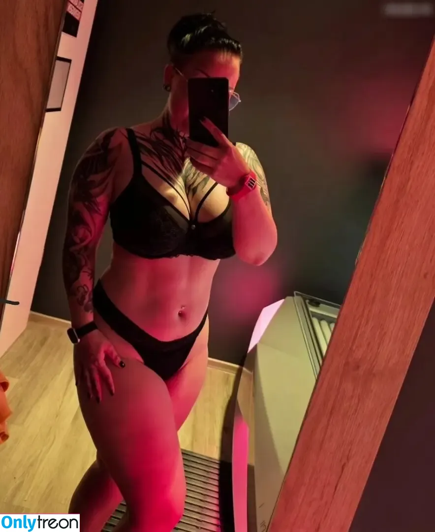 Skelli nude photo #0232 (skelli_ontour)