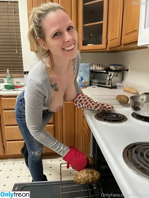 skylerxo / XOXOSkyler1 / _skyler_xo / snackingwithskyler nude photo #0736