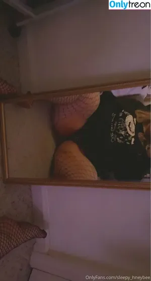 sleepy_hneybee / hney.bees nude photo #0011