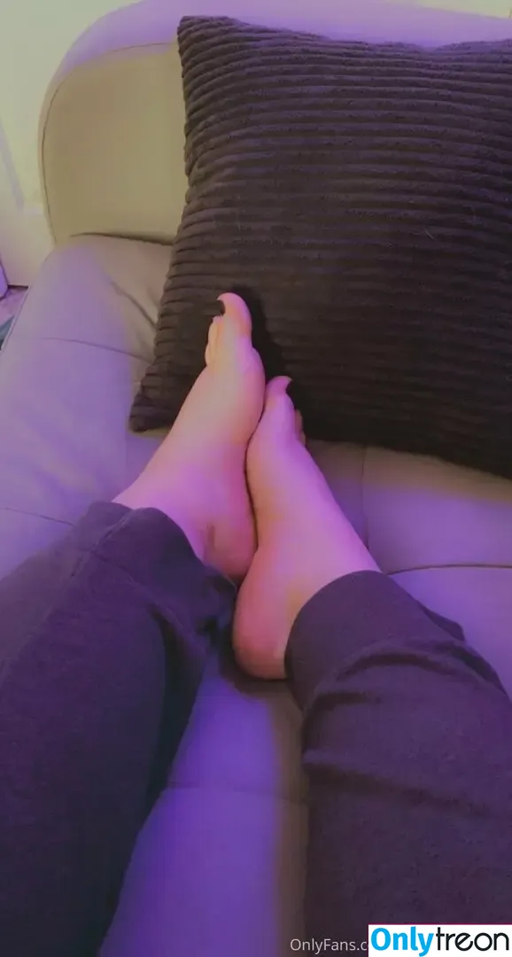 sleepy_hneybee nude photo #0001 (hney.bees)
