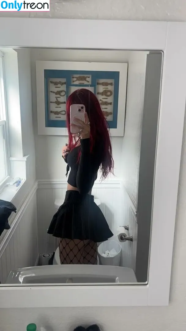 Snickerbitch nude photo #0002 (Sam / Silkgarbage / snickersiren)