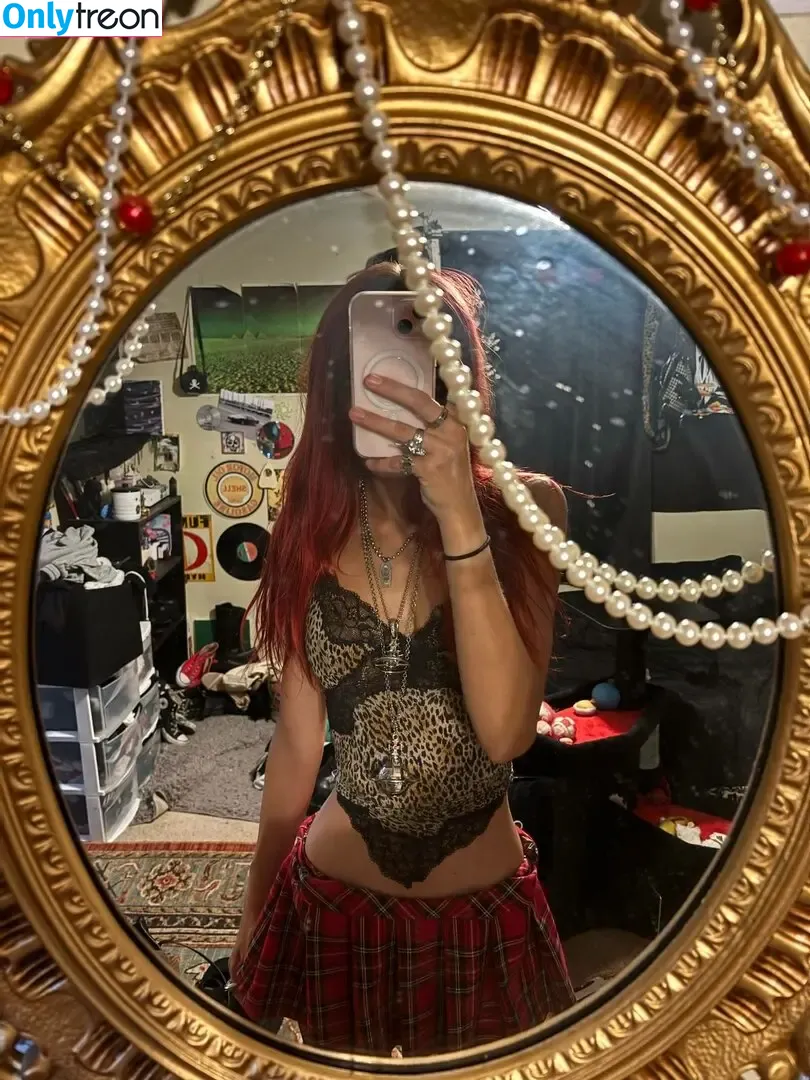 Snickerbitch nude photo #0009 (Sam / Silkgarbage / snickersiren)