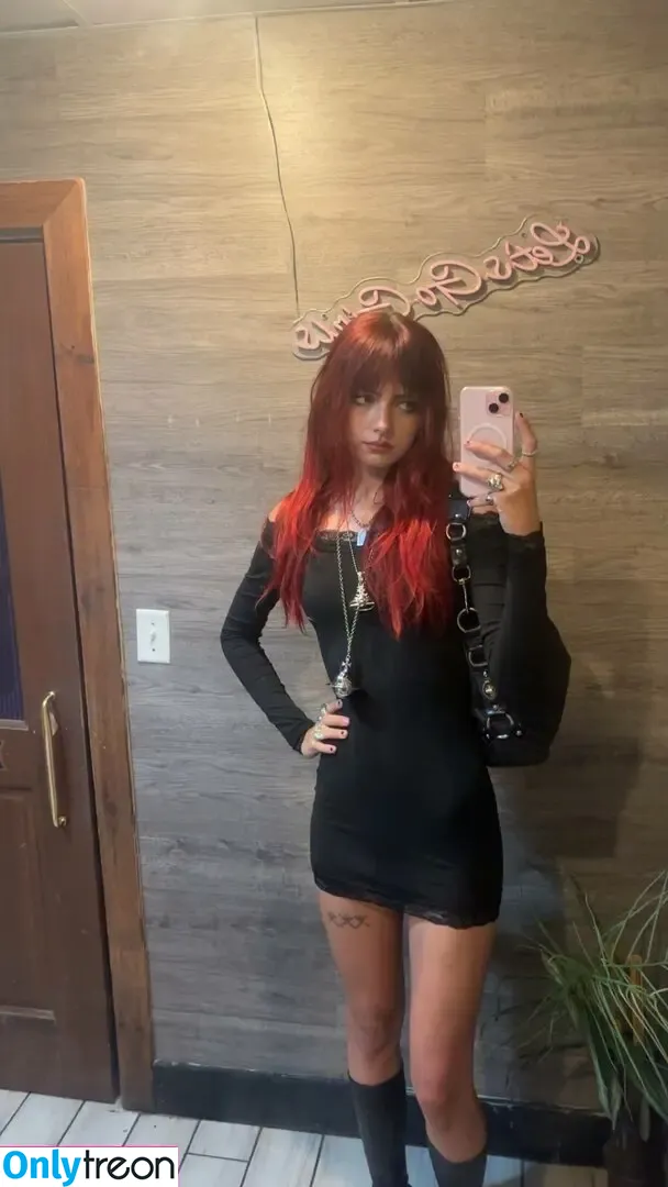 Snickerbitch nude photo #0010 (Sam / Silkgarbage / snickersiren)