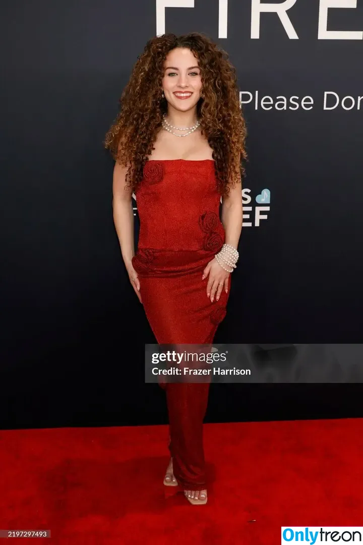Sofie Dossi nude photo #0510 (sofiedossi)