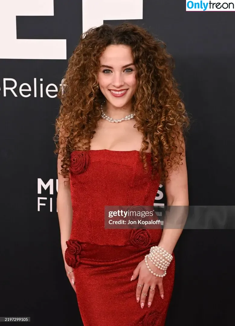 Sofie Dossi nude photo #0513 (sofiedossi)