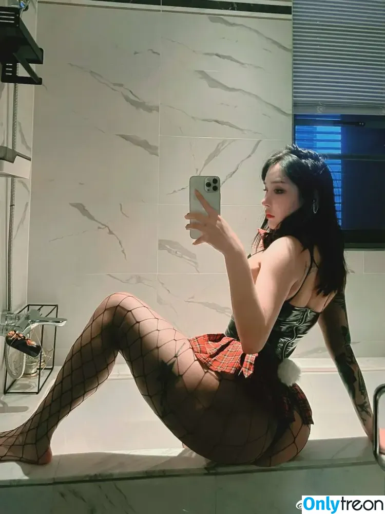 Songyuxin Hitomi nude photo #0215 (Songyuxin_Hitomi)