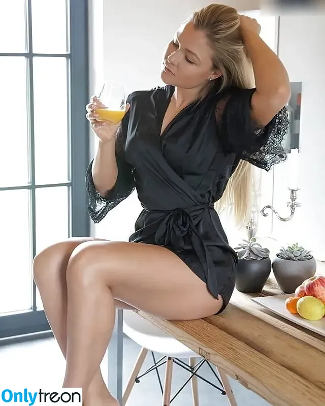 Sophia Thiel nude photo #0125 (sophia.thiel)