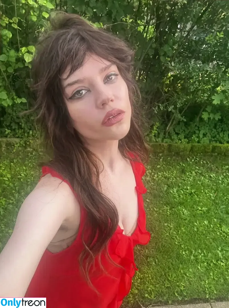 Sophie Thatcher nude photo #0824 (soapy.t / sophie_thatcher)