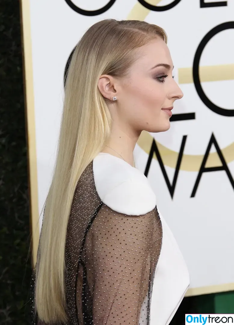 Sophie Turner nude photo #0012 (sexysophieturner / sophiet)