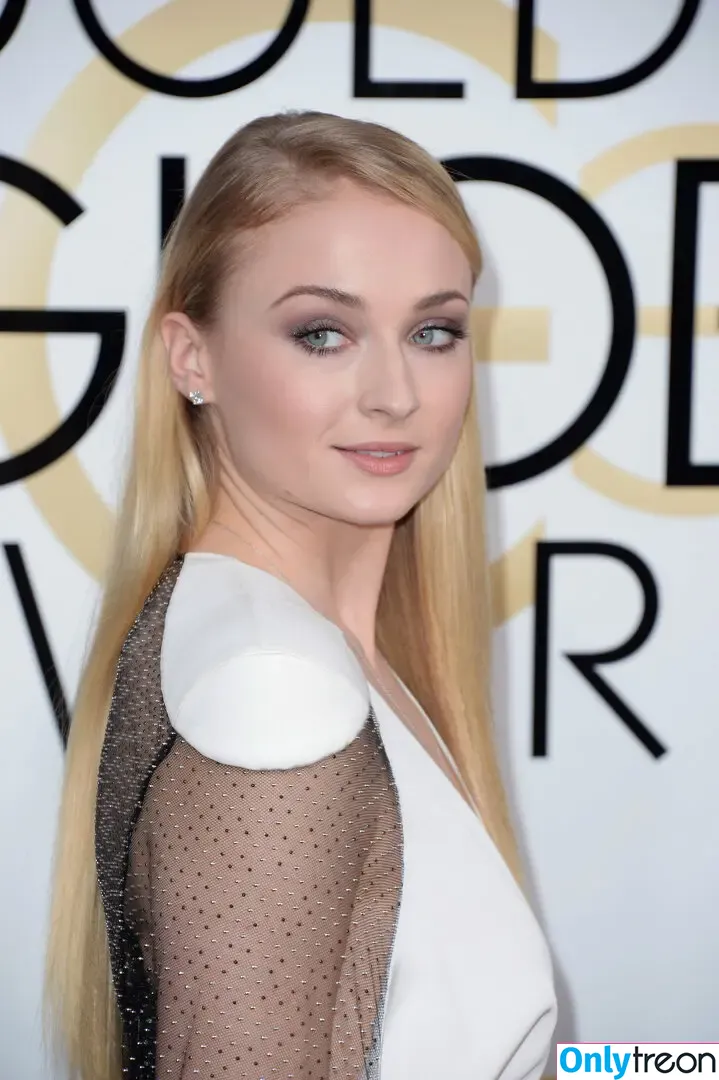 Sophie Turner nude photo #0016 (sexysophieturner / sophiet)