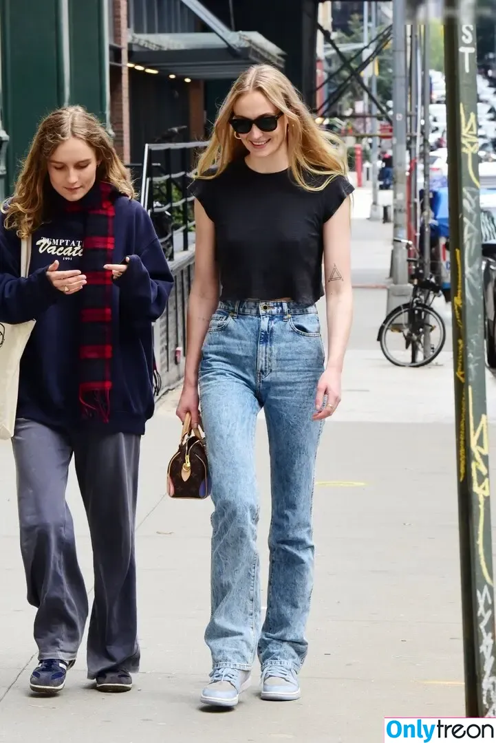 Sophie Turner nude photo #0133 (sexysophieturner / sophiet)