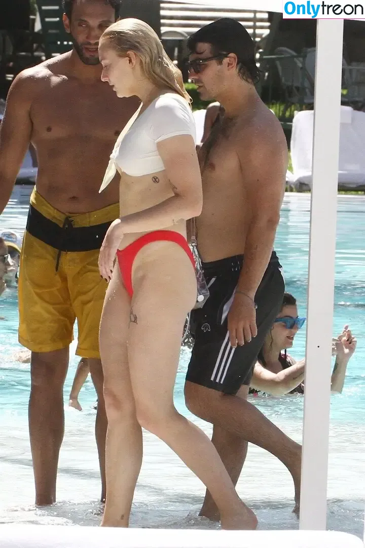 Sophie Turner nude photo #0145 (sexysophieturner / sophiet)