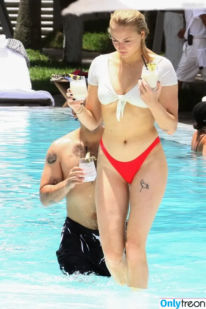 Sophie Turner nude photo #0155 (sexysophieturner / sophiet)
