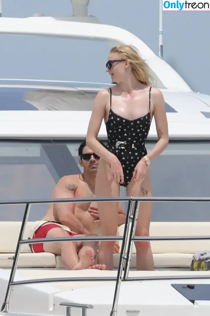 Sophie Turner nude photo #0182 (sexysophieturner / sophiet)