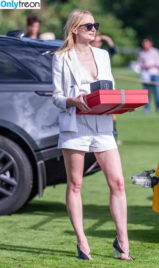 Sophie Turner nude photo #0231 (sexysophieturner / sophiet)