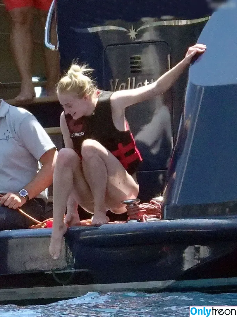 Sophie Turner nude photo #0304 (sexysophieturner / sophiet)