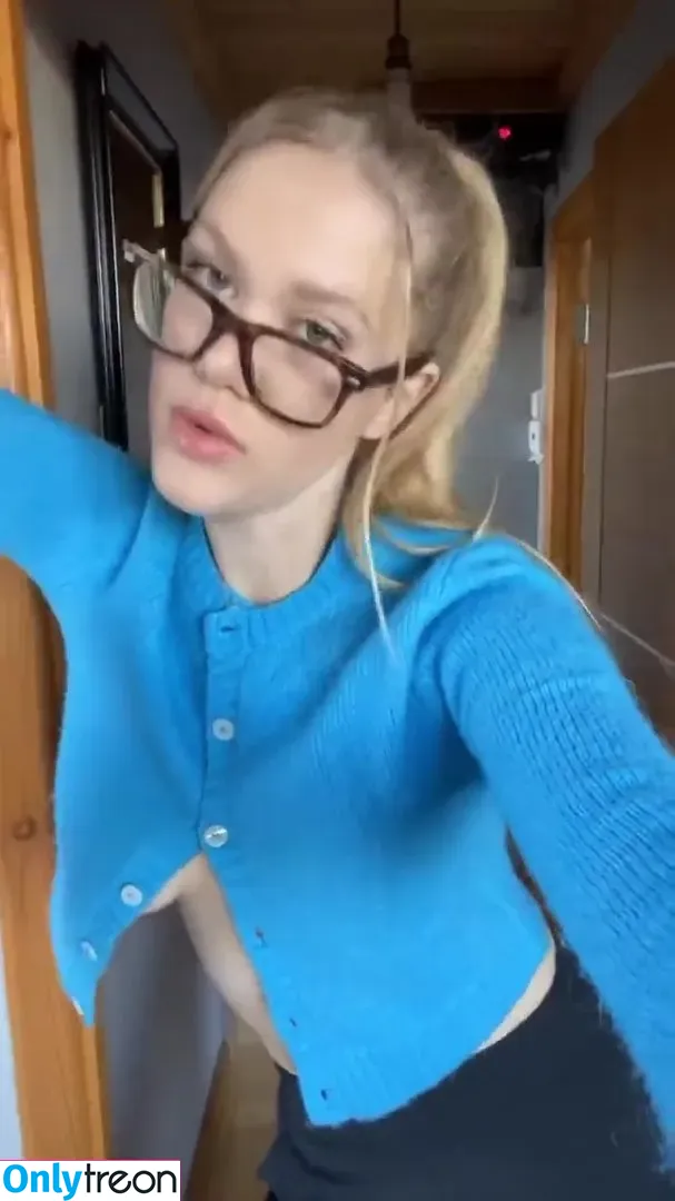 sserelyereli nude photo #0001 (sserelyereli)