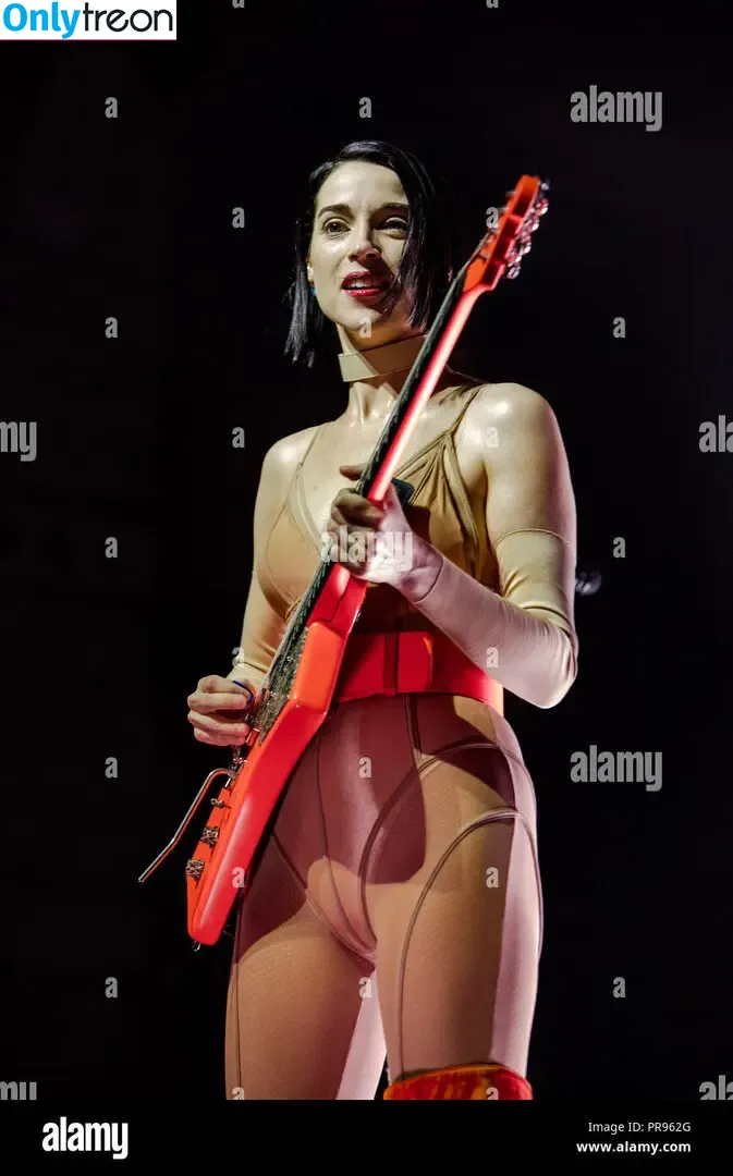 St Vincent nude photo #0193 (Annie Erin Clark / st_vincent)