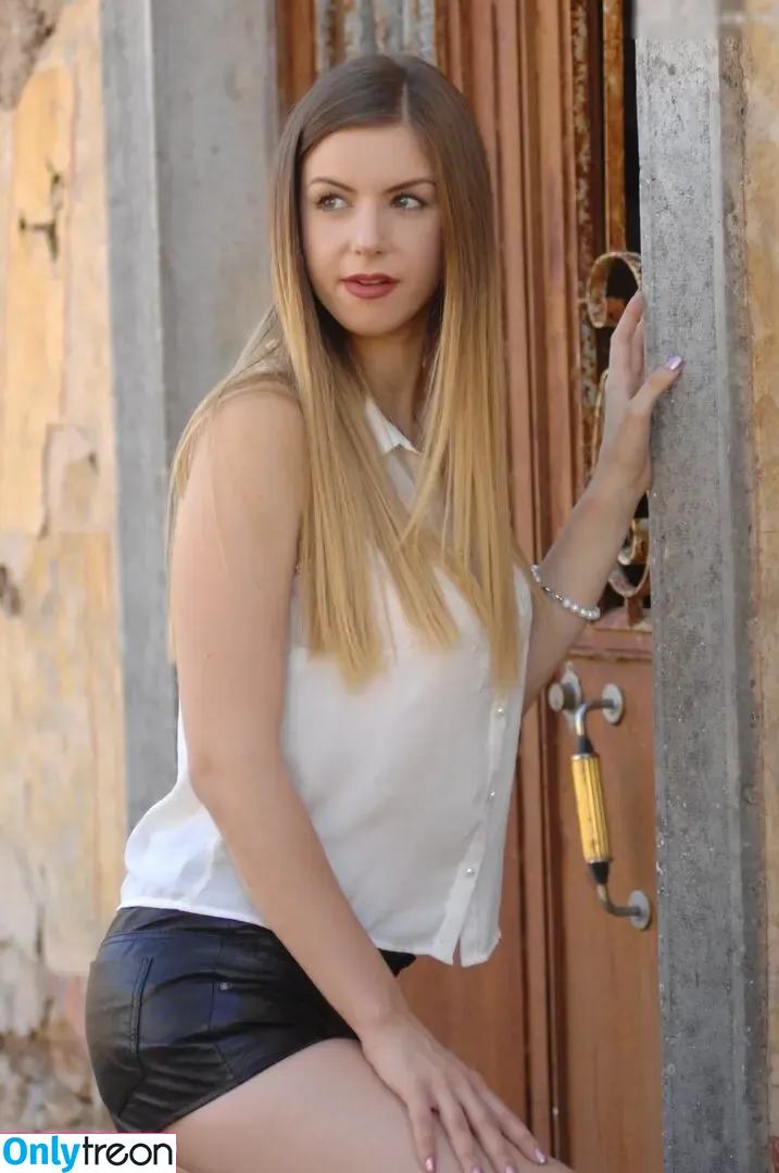 Stella Cox nude photo #1255 (Frolicme / Home Love / stella_h_cox / thestellacox)