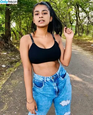 Suhana Khan / __suhuuu__ nude photo #0203