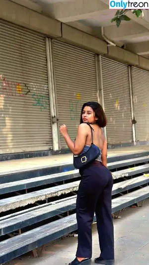 Suhana Khan / __suhuuu__ nude photo #0262