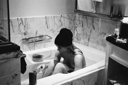 Suki Waterhouse / sukiwaterhouse nude photo #0258
