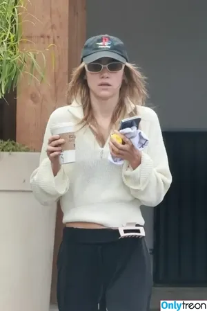 Suki Waterhouse / sukiwaterhouse nude photo #0656