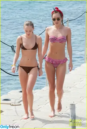Suki Waterhouse / sukiwaterhouse nude photo #0682