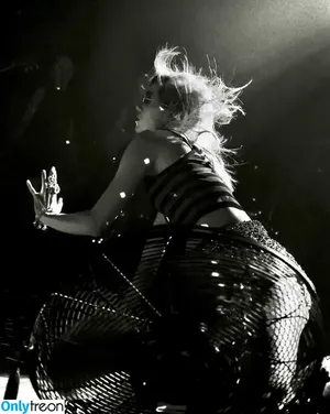 Suki Waterhouse / sukiwaterhouse nude photo #0759
