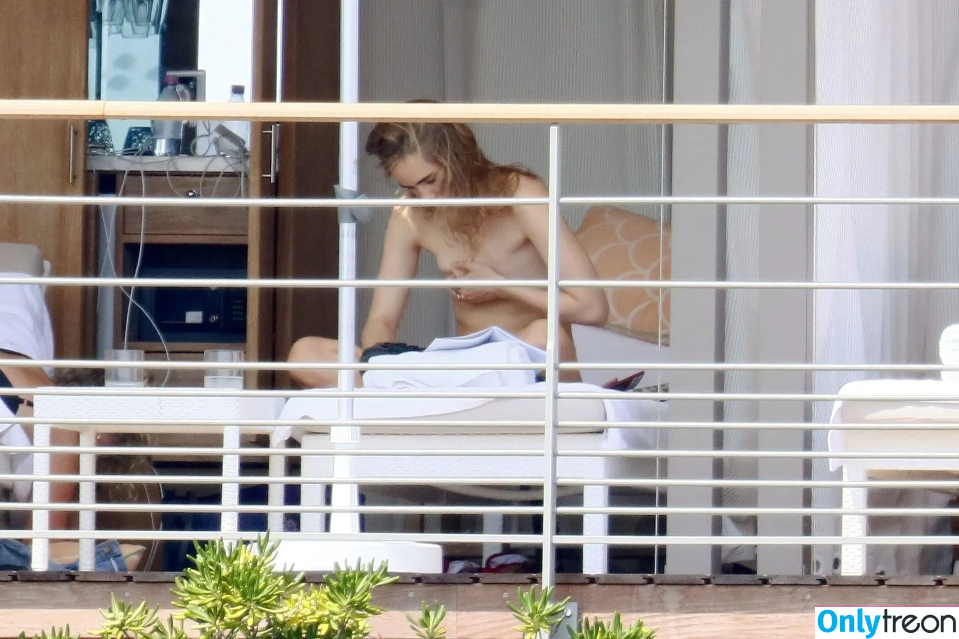Suki Waterhouse nude photo #0052 (sukiwaterhouse)